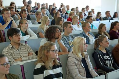 Über 100 Studierende sowie Schülerinnen und -Schüler der FOS/BOS Weiden nahmen teil.