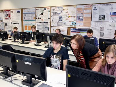 Den Studierenden stehen modern ausgestattete Hightech-Labore für Forschung und Entwicklung zur Verfügung.