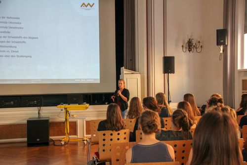 Katharina Eckl hät einen Vortrag vor Schülerinnen und Schülern