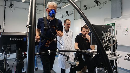 Prof. Dr. Clemens Bulitta läuft für seine Leistungsanalyse auf einem medizinischen Laufband