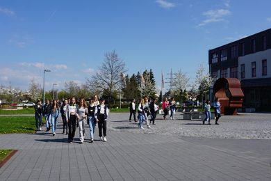 Schülerinnen laufen ber den Campus