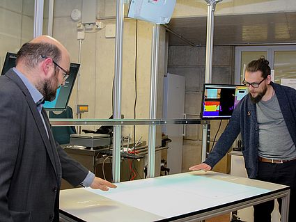 zwei Personen spielen virtuell Tischtennis