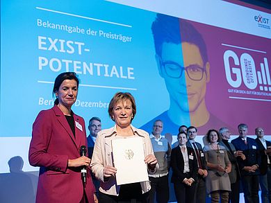 Dr. Sabine Hepperle vom BMWi bei der Urkundenübergabe an Prof. Dr. Christiane Hellbach (rechts), Vizepräsidentin der OTH Amberg-Weiden; Fotoquelle: BMWI/BILDKRAFTWERK/Peter-Paul Weiler