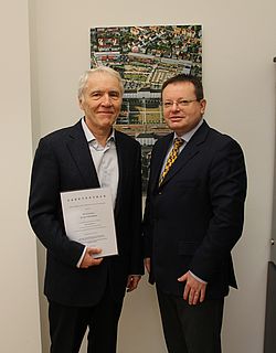 Prof. Dr.-Ing. Willi Katheder (Fakultät Maschinenbau/Umwelttechnik) blickt auf eine 40-jährige Zeit im öffentlichen Dienst zurück. Präsident Prof. Dr. Erich Bauer sprach dem Kollegen im Namen des Freistaates Bayern und der Hochschulleitung Dank und A