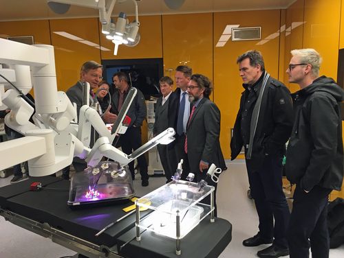 Die Mitglieder des Hochschulrats nehmen Operations-Roboter „da Vinci“ in Augenschein. 