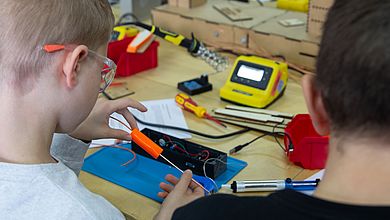 Im MakerSpace arbeitete eine Gruppe an einem eigenen Heißer-Draht-Spiel