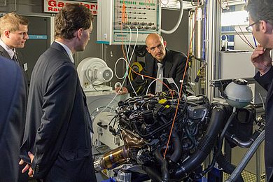 Laborleiter Prof. Taschek erklärt Fachkundigen die eingesetzte Technik. 