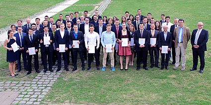 Die Absolventinnen und Absolventen der Fakultät MB/UT bei der feierlichen Verabschiedung