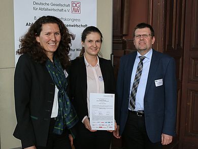 Mario Mocker mit der Preisträgerin und der Leiterin des Wissenschaftskongresses 2018