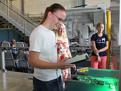 Schülerin bedient Maschine