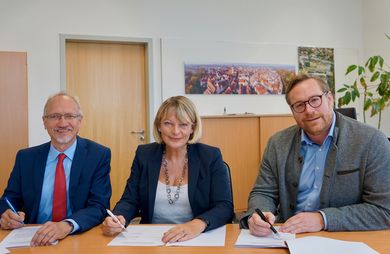 Prof. Dr. Magnus Jaeger, Präsidentin Prof. Dr. Andrea Klug und Christian Schmidt unterzeichnen den Kooperationsvertrag.