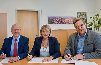 Prof. Dr. Magnus Jaeger, Präsidentin Prof. Dr. Andrea Klug und Christian Schmidt unterzeichnen den Kooperationsvertrag.