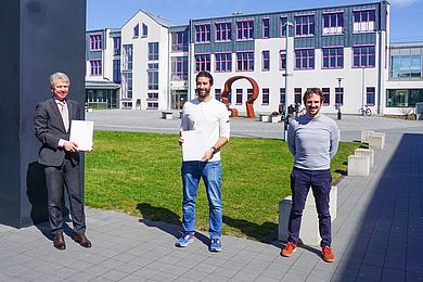 Gruppenfoto auf dem Campus der Hochschule