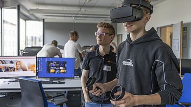 Junger Mann mit VR-Brille