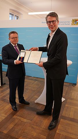 Wissenschaftsminister Markus Blume überreicht Prof. Dr. Erich Bauer das Verdienstkreuz 