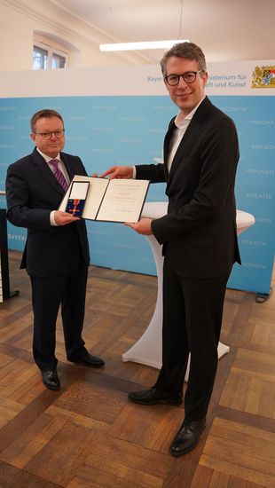 Wissenschaftsminister Markus Blume überreicht Prof. Dr. Erich Bauer das Verdienstkreuz 