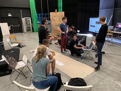 Studierende arbeiten im Designlabor