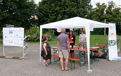 Menschen informieren sich an einem Infostand 