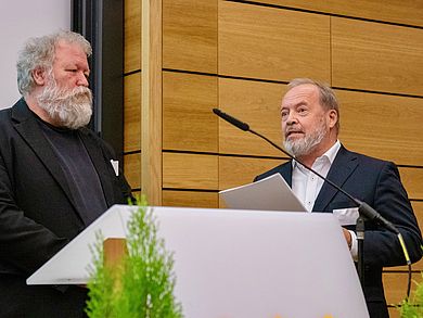 Best project: Prof. Dr. Bernt Mayer erhielt den Preis für das Projekt „Business School Amberg-Weiden“.