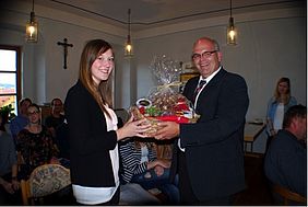 Bürgermeister Klaus Meyer überreichte Anna Birker stellvertretend für alle anwesenden Studierenden der OTH Amberg-Weiden einen Brotzeit-Korb und bedankte sich für die hervorragende Arbeit. (Foto: Der Neue Tag/enz)