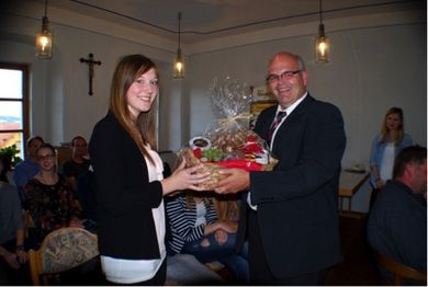 Bürgermeister Klaus Meyer überreichte Anna Birker stellvertretend für alle anwesenden Studierenden der OTH Amberg-Weiden einen Brotzeit-Korb und bedankte sich für die hervorragende Arbeit. (Foto: Der Neue Tag/enz)