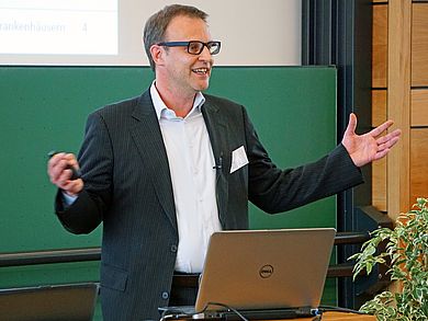 Andreas Eckl, Eckl + Partner Architekten und Ingenieure, referierte über die interdisziplinäre Planung und Realisierung von hygienerobusten Krankenhäusern.