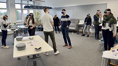 Lehrkräfte und Hochschulteam erleben gemeinsam das Potenzial von Mixed Reality für den naturwissenschaftlichen Unterricht