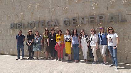 Gruppenfoto vor einer Wand mit der Aufschrift "Biblioteca General"