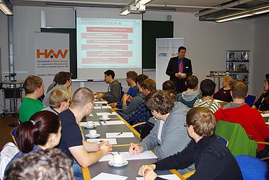 In der Fakultät Maschinenbau/Umwelttechnik fand ein Seminar zum Thema „Keramikspritzguss: Komplexe Bauteile in 3D“ statt, organisiert für Studierende durch den Amberger Technologie-Campus ATC (Geschäftsführerin Dr. Karin Preißner) in Zusammenarbe