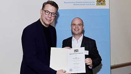 Prof. Dr. Matthias Lederer bekam von Wissenschaftminsiter Blume den Preis für gute Lehre überreicht