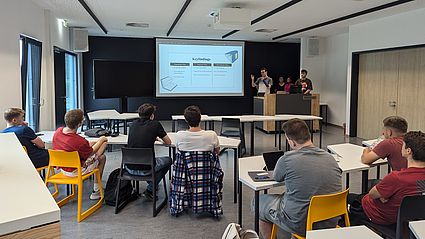 Bei der Abschlusspräsentation beschreiben die Studierende nicht nur ihr Vorgehen, sondern bewerten auch den Nutzen von verschiedenen KI-Tools