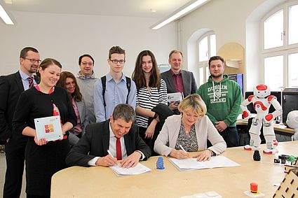 Dieter Meyer, Schulleiter des Herzog-Christian-August-Gymnasium, und Prof. Dr. Andrea Klug bei der Vertragsunterzeichnung