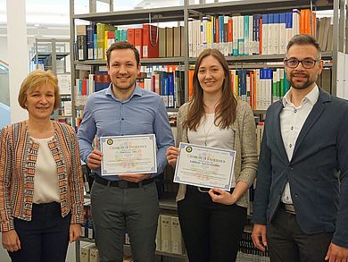 Urkundenübergabe: Vizepräsidentin Prof. Dr. Christiane Hellbach, Matthias Uhl, Kathtrin Spickenreither und Alexander Herzner, Institut für Nachhaltigkeit in Technik und Wirtschaft