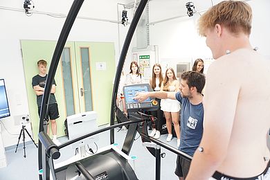 Schüler steht auf Laufband