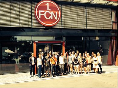 Die Studierenden mit der Pressesprecherin des „Club“, Katharina Wildermuth, und den Presse- / Medienverantwortlichen des 1. FCN, sowie bei der Besucherbefragung im Grundig-Stadion