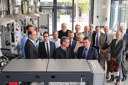 Staatssekretär Bernd Sibler und Staatssekretär Albert Füracker mit Vertretern der Hochschule im Kompetentzentrum Kraft-Wärme-Kopplung