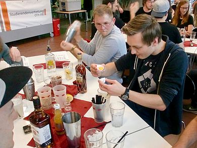 Fingerspitzengefühl war beim „Gin Fizz, the real one“ gefragt, für den man das Eiweiß vom Eigelb trennen musste.