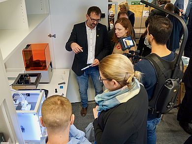 BesucherInnen informieren sich über den 3D-Druck.