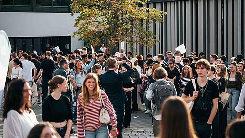 Studierende auf dem Campus