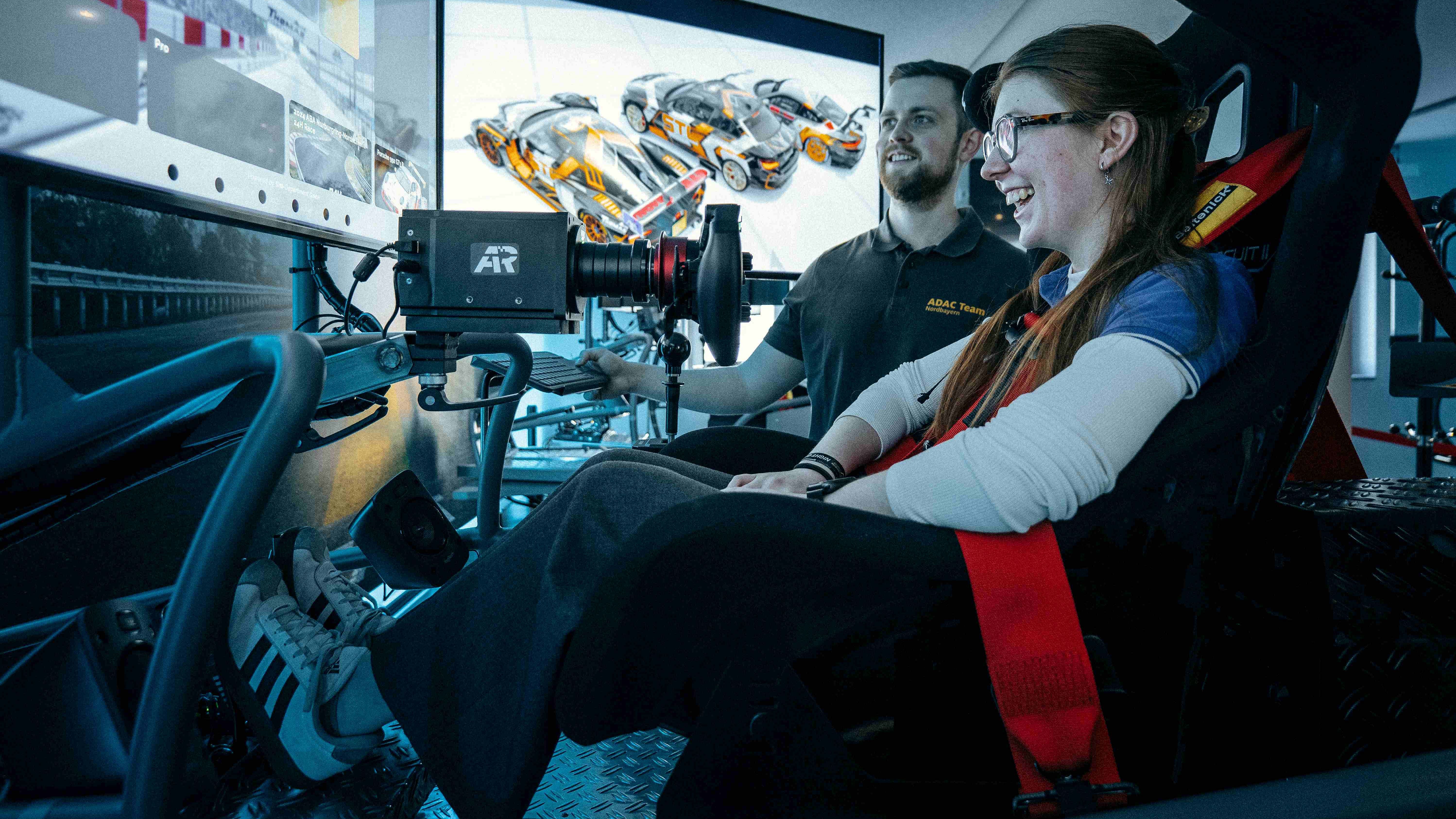 Bei der Vertragsunterzeichnung konnten die Beteiligten die Full-Motion-Simulatoren auch gleich ausprobieren