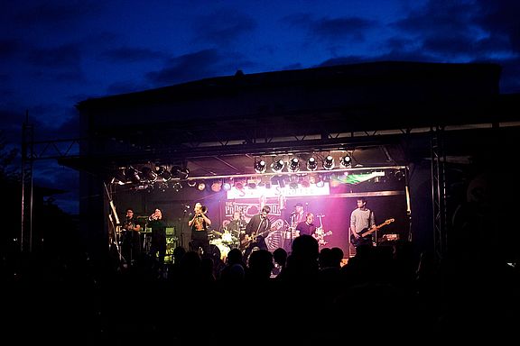 Erstmals seit 2007 fand – bei nicht gerade günstigem Wetter, aber mit umso besserer Stimmung - wieder ein hochschulweites Campusfest an der HAW in Amberg statt, das mit einem Volleyballturnier startete. Nach der Begrüßung durch HAW-Vizepräsidentin P