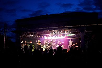 Erstmals seit 2007 fand – bei nicht gerade günstigem Wetter, aber mit umso besserer Stimmung - wieder ein hochschulweites Campusfest an der HAW in Amberg statt, das mit einem Volleyballturnier startete. Nach der Begrüßung durch HAW-Vizepräsidentin P