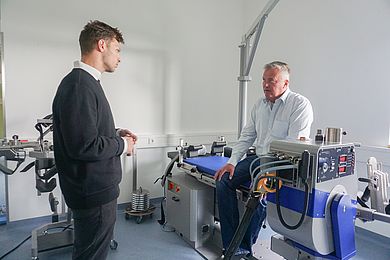 Der Masterstudent Lukas Fischer erklärt seine Arbeit in dem Hochschullabor