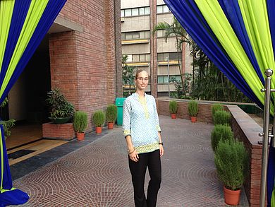 Sandra im Arbeitsoutfit