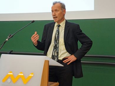 Prof. Dr. Horst Rottmann, Fakultät Betriebswirtschaft, bei seiner Laudatio auf den Preisträger Daniel Seebauer 