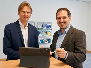 Ralf Ringler und Stefan Sesselmann mit eine Tablet in der Hand
