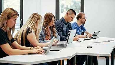 OTH Professional bietet ein breites Angebot an berufsbegleitenden Studiengängen, Kursen und Zertifikaten an und ermöglicht damit Weiterbildung auf Hochschulniveau