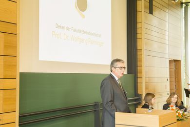 Prof. Dr. Wolfang Renninger, Dekan der Fakultät Betriebswirtschaft, bei der Eröffnungsrede