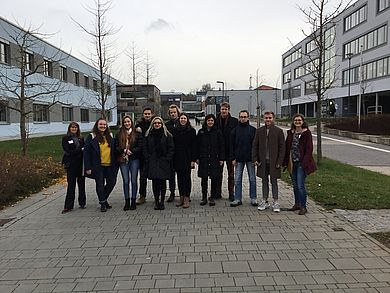 Gruppenfoto darußen auf dem Campus