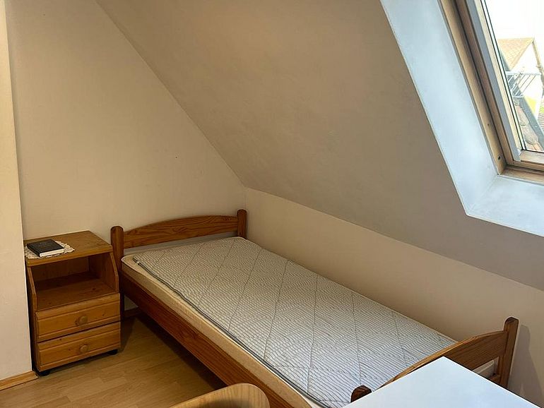 Bett Großes 21-m²-Zimmer in einer 3er-WG in Neustadt an der Waldnaab, frei ab 1. September 2026. 330 € inklusive Nebenkosten, 200 € Kaution. Bushaltestelle nach Weiden direkt vor der Haustür.